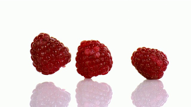 树莓，悬钩子，水果落在白色背景，慢动作视频素材