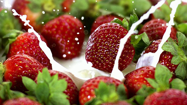 草莓，草莓，水果落入奶油，慢镜头视频下载