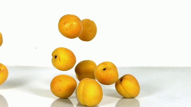 杏子，杏李，白色背景下的水果，慢镜头视频素材