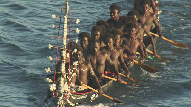 所罗门群岛，人们划着战争的独木舟视频素材
