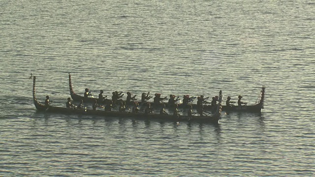 所罗门群岛，人们划着战争的独木舟视频素材