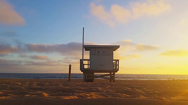 救生员小屋日落在南加州海滩视频下载