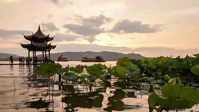 西湖上的亭子，在夏天的夕阳下，中国杭州视频下载