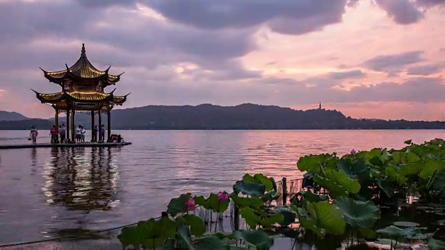 日落时分，乌云密布的西湖，中国杭州视频下载