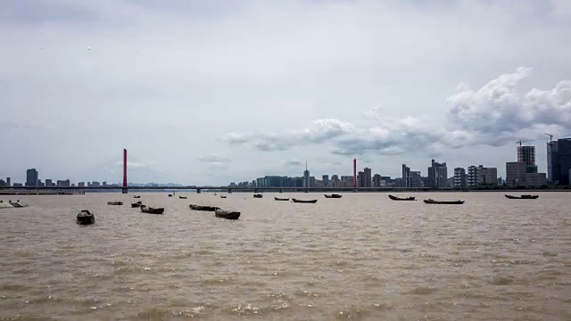 杭州市区天际线上漂浮着渔船视频素材