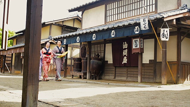 江户时代日本村落中穿着传统服饰的三代家庭妇女视频素材