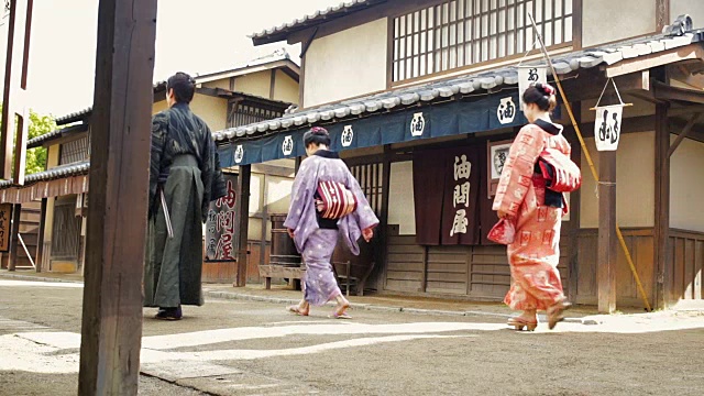 江户时代的日本村落中穿着传统服饰的多代家庭视频素材
