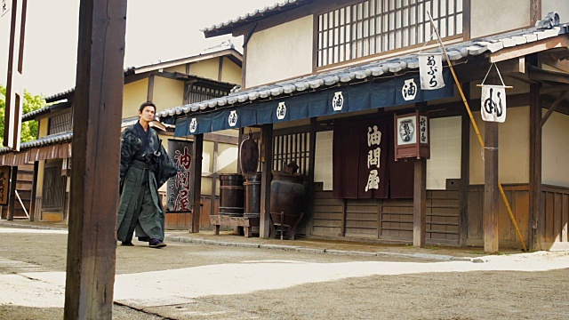 江户时代日本村庄里穿着传统服饰的浪人武士视频下载