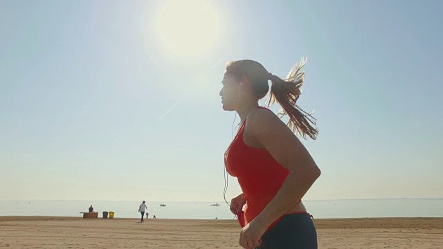运动女性独自跑步和训练视频下载