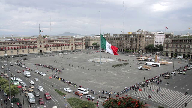 在墨西哥城索卡洛举行的仪式上，一面巨大的墨西哥国旗缓缓降下。视频素材