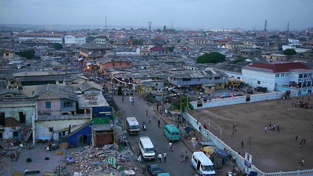 俯瞰阿克拉，加纳日落视频下载