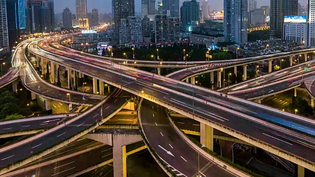 时光流逝——延安大桥，上海城市交通，从白天到夜晚(放大)视频素材