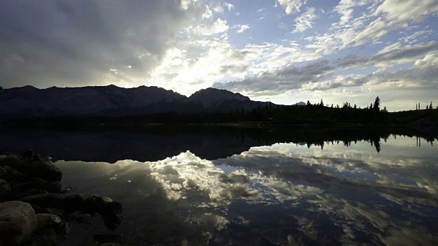 时间流逝的观点，云和日落以上的山湖视频素材