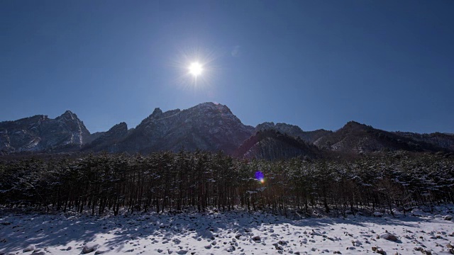 平昌(2018年冬奥会)的雪山和森林上的日落延时拍摄视频下载