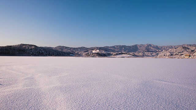 平昌(2018年冬奥会)冰湖上的积雪延时拍摄视频下载