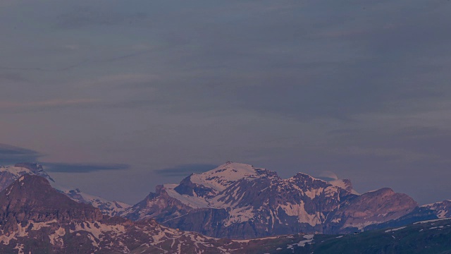 从欧洲阿尔卑斯山脉的格林德沃第一次拍摄的时间推移满月移动山视频素材