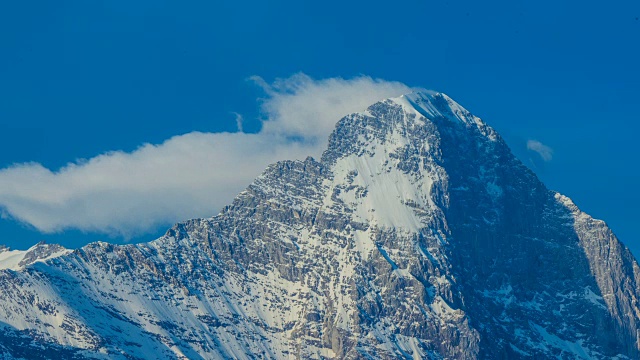 从欧洲阿尔卑斯山格林德沃第一次拍摄的山峰延时拍摄视频下载