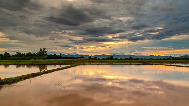 云日出和水的倒影在稻田里夜晚到日出时间。视频素材
