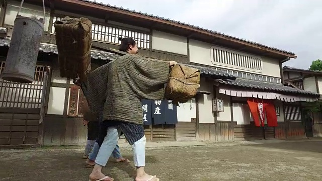 日本男人走在村里的街道上视频下载