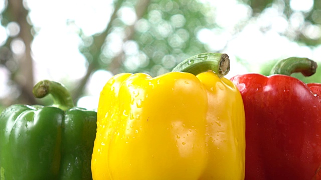 黄色，绿色和红色柿子椒的特写镜头视频下载