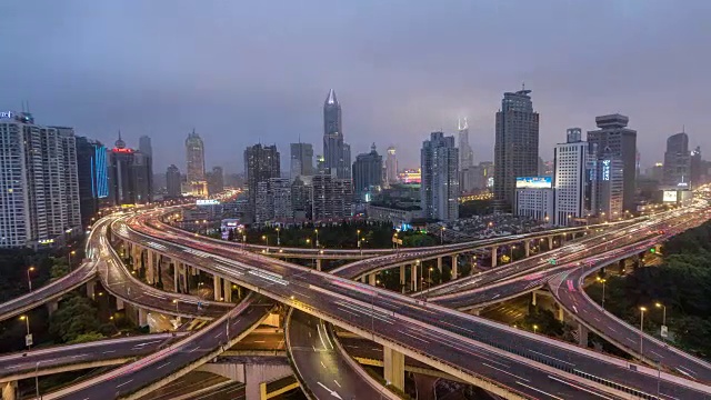 时光流逝——黎明时分，上海延安大桥，繁忙的立交桥视频素材
