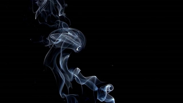 烟在黑色背景下缓缓升起视频下载
