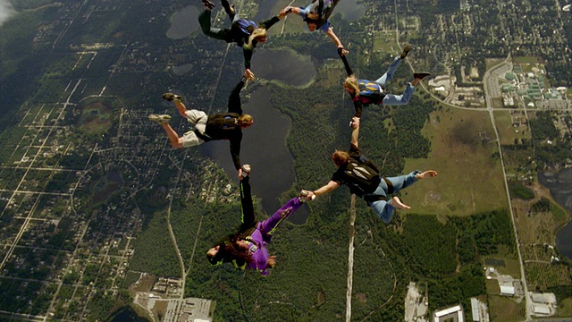 六名穿着便装的跳伞运动员一起跳伞视频素材