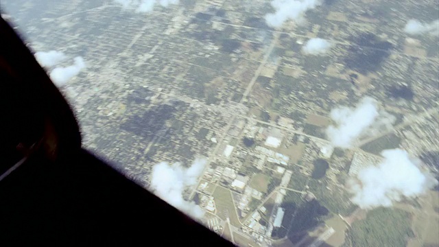 POV从飞机上跳下来视频素材