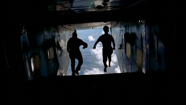 两名跳伞者退出后挡板飞机，然后pov，摄影师跳视频素材