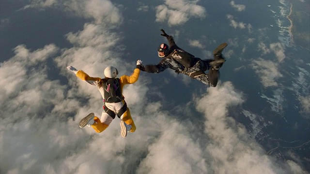 男人和女人展开降落伞视频素材