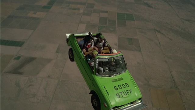 乘坐绿色汽车跳伞视频下载