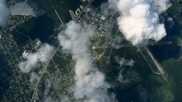 带着云进行POV跳伞视频素材