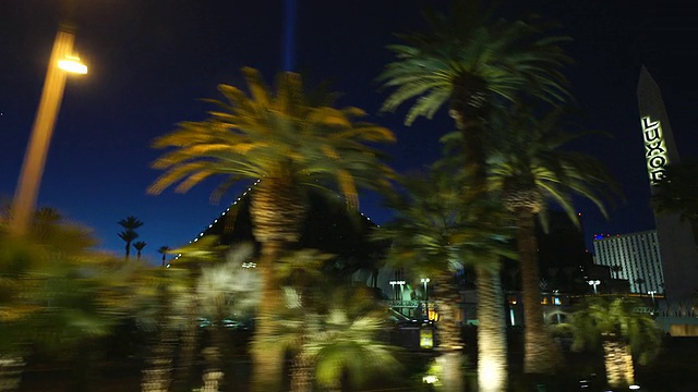 驾驶POV拉斯维加斯大道上的卢克索酒店在晚上视频素材