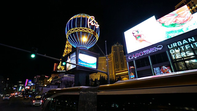 巴黎酒店和埃菲尔铁塔在拉斯维加斯大道从驾驶POV在晚上视频素材