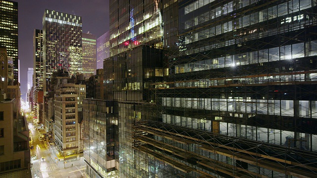 在曼哈顿的建筑物与反射和交通宽镜头视频素材