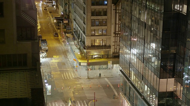 运动控制延时在曼哈顿市中心的建筑物倾斜与宽镜头在晚上。视频素材