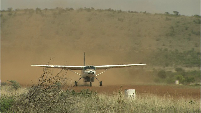 一架客机从一条泥泞的跑道上起飞。视频素材