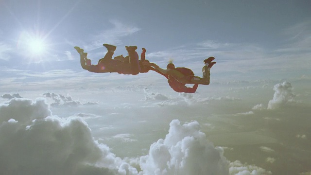 五名跳伞运动员从美丽的云朵旁落下视频下载