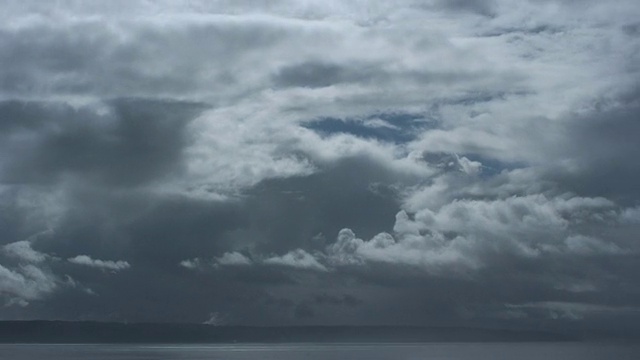 云掠过海洋。视频素材