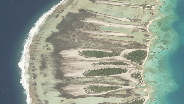 法属波利尼西亚兰伊罗亚热带环礁泻湖边缘的珊瑚礁视频素材