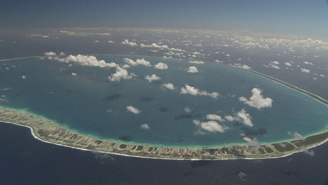 法属波利尼西亚兰伊罗亚热带环礁泻湖边缘的珊瑚礁视频素材