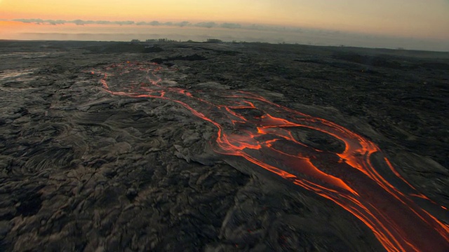 夏威夷，黎明，炽热的岩浆从火山流出视频下载