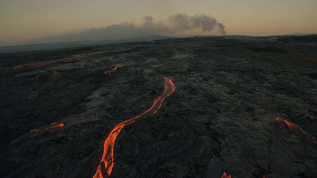 夏威夷，黎明，炽热的岩浆从火山流出视频下载