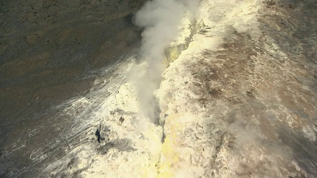 夏威夷火山上冒着热气的硫磺喷口视频素材