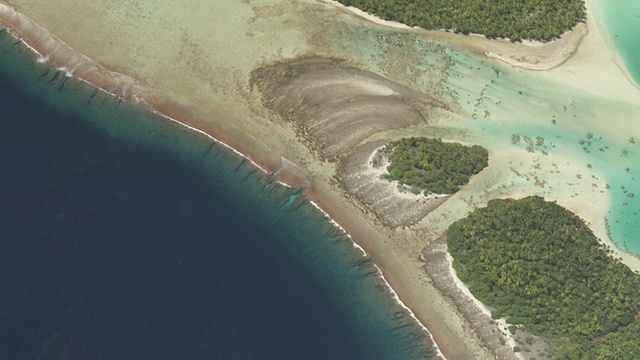 蓝泻湖和珊瑚礁在热带环礁泻湖边缘，朗伊罗，法属波利尼西亚视频素材