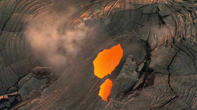 熔岩洞，炽热的熔岩从夏威夷火山流出视频素材
