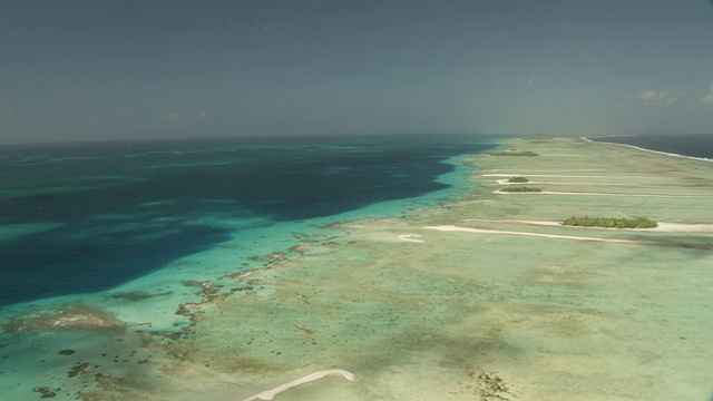 法属波利尼西亚兰伊罗亚热带泻湖边缘的环礁视频素材