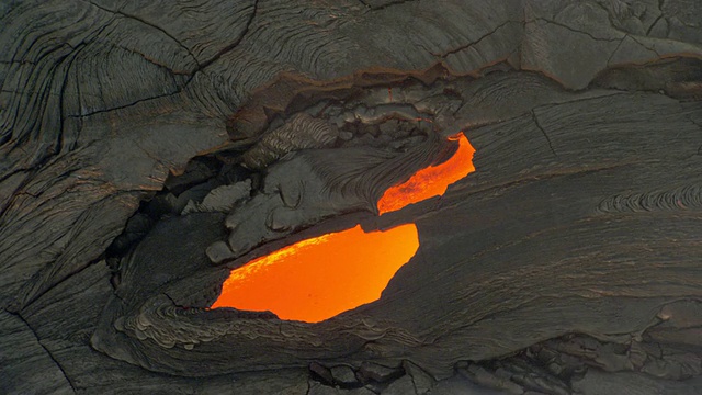 熔岩洞，炽热的熔岩从夏威夷火山流出视频素材