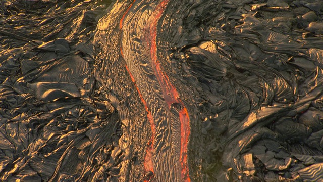 炽热的岩浆从夏威夷火山流出视频素材