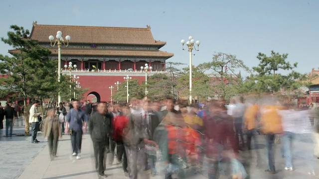 游客从北京天安门广场的天安门门涌入紫禁城视频素材